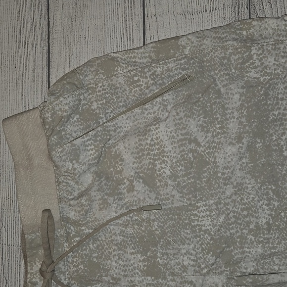 Lululemon Men's License to Train Linerless Shorts White/Cream Camo Size S - Picture 4 of 8